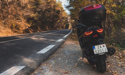 Jesenné jazdenie na skútri – s radosťou ale opatrnejšie