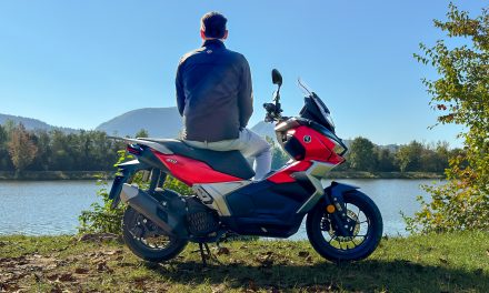 TEST: Voge SR1 Adv – mestský skúter čo sa nebojí ísť mimo asfalt